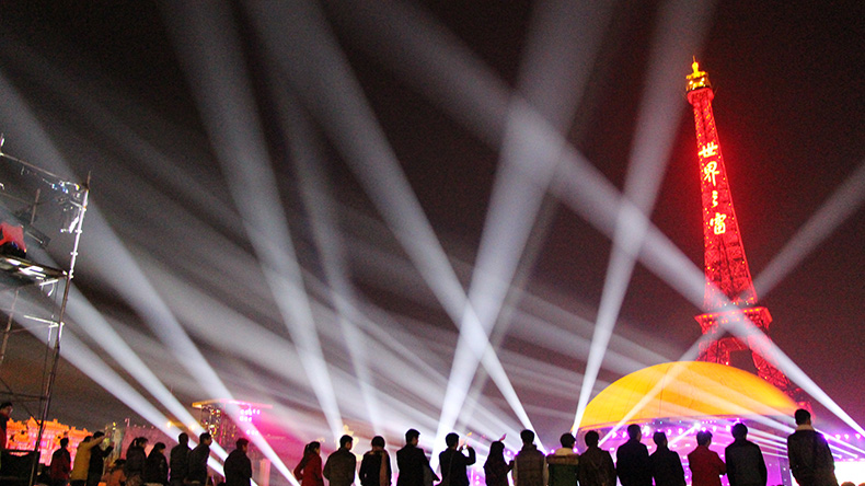 光束燈和搖頭燈的實際應(yīng)用？效果圖