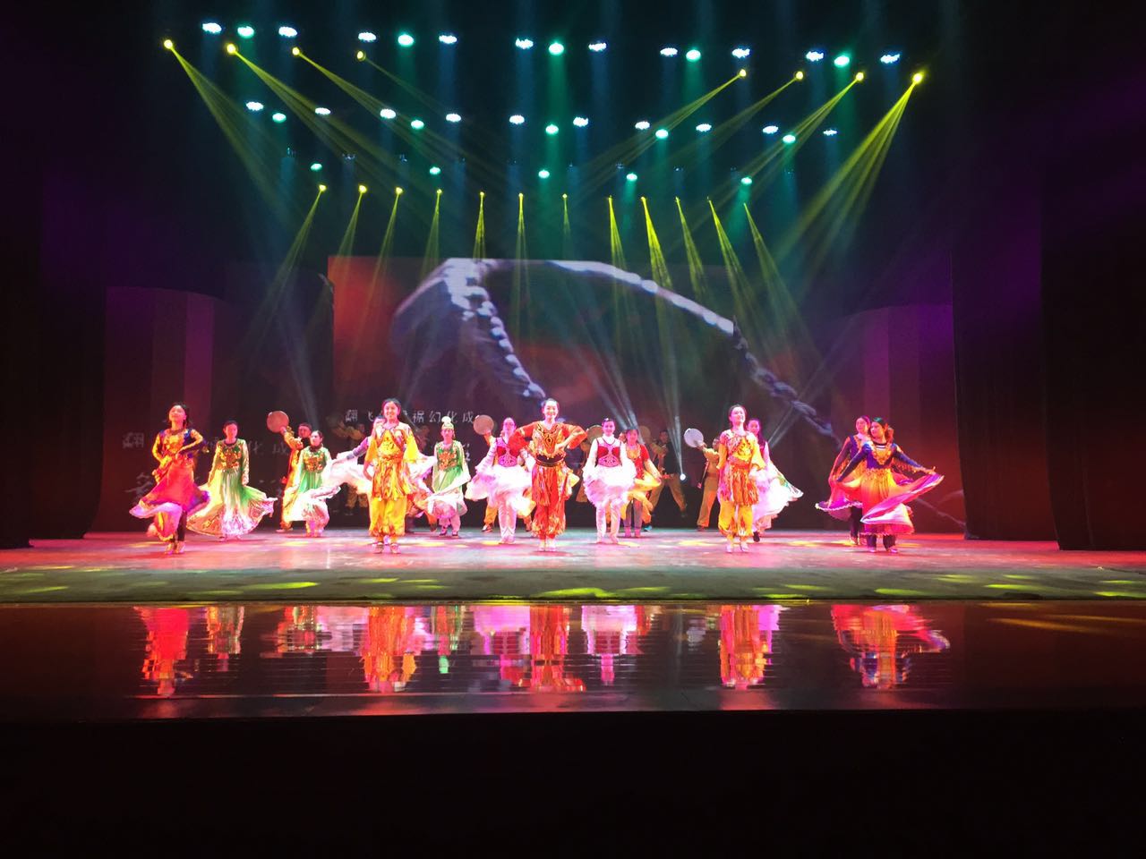 中型舞臺(tái)燈光如何搭配？