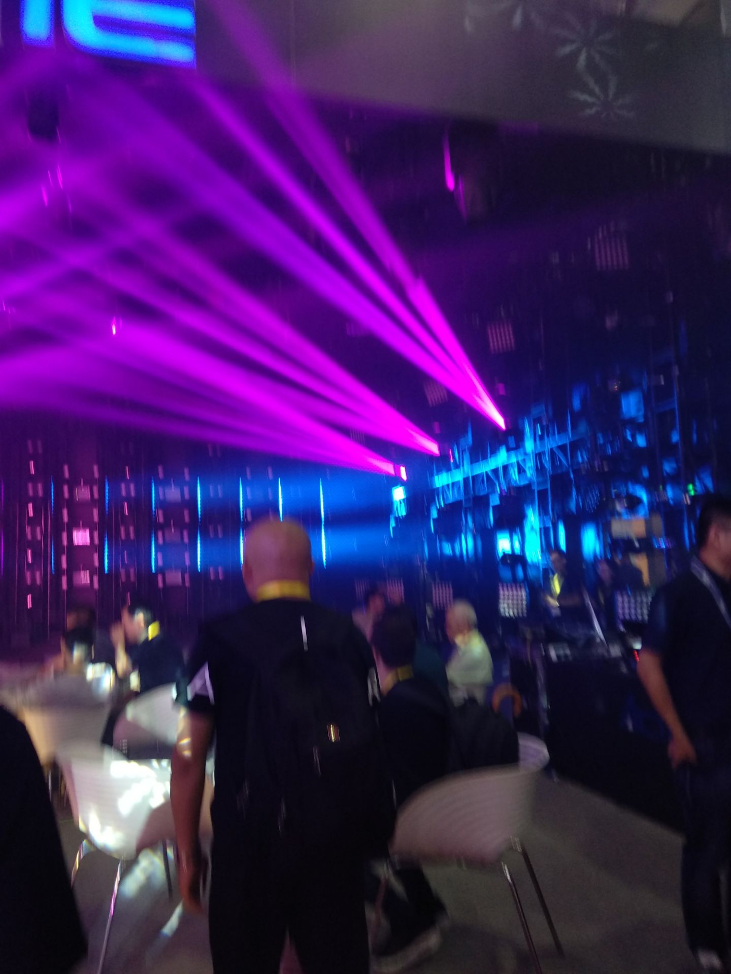 VR的火爆會影響舞臺燈光發(fā)展嗎？